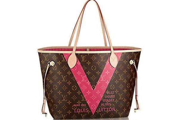 Chiếc túi xách dành cho biển của nhà Louis Vuitton. Mẫu túi xách nằm trong BST phụ kiện đi biển mới lấy cảm hứng từ mẫu quảng cáo nổi tiếng từ thập niên 60 của thế kỷ trước. Chữ V ở giữa được lấy cảm hứng từ câu slogan của mẫu quảng cáo “Volez, Voguez, Voyagez avec les Valises Louis Vuitton”.